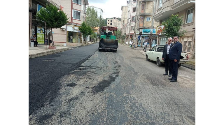 بازدید شهردار و رئیس شورای شهر تالش از روند آسفالت خیابان جعفر طیار