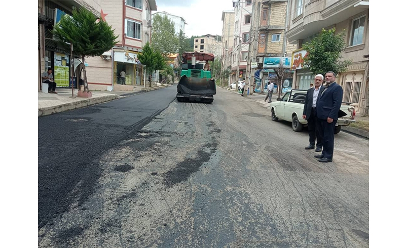 بازدید شهردار و رئیس شورای شهر تالش از روند آسفالت خیابان جعفر طیار