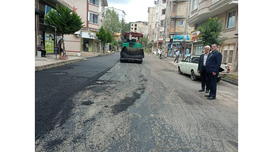بازدید شهردار و رئیس شورای شهر تالش از روند آسفالت خیابان جعفر طیار