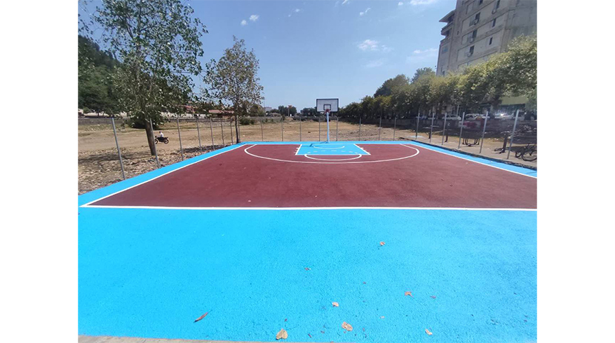 بهسازی و رنگ‌آمیزی زمین بازی و ورزش بسکتبال توسط شهرداری تالش