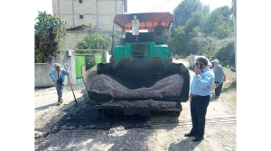 آغاز عملیات آسفالت خیابان اتحاد تالش با حضور شهردار