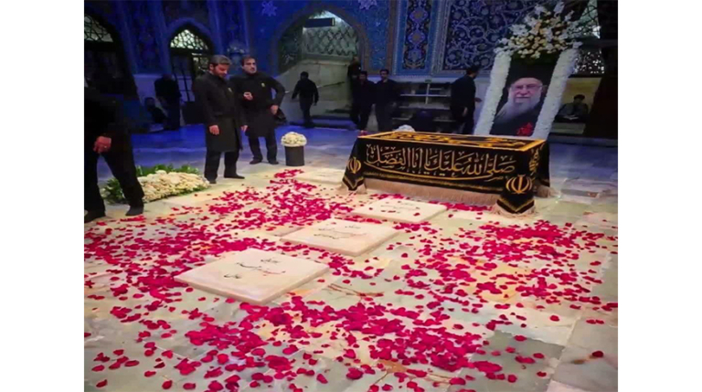 اولین تصویر از مزار رهبر شهید انقلاب اسلامی و شهدای خانواده ایشان در رواق دارالذکر حرم امام رضا علیه‌السلام