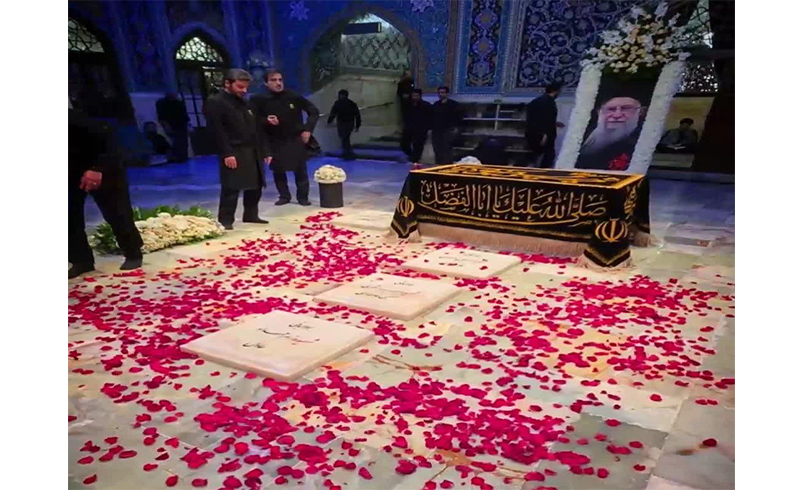 اولین تصویر از مزار رهبر شهید انقلاب اسلامی و شهدای خانواده ایشان در رواق دارالذکر حرم امام رضا علیه‌السلام