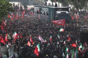 خودروی حامل پیکر رهبر شهید انقلاب بین انبوه جمعیت