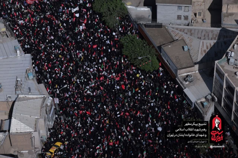 حماسهٔ حضور زائران در بدرقهٔ قائد شهید امت
