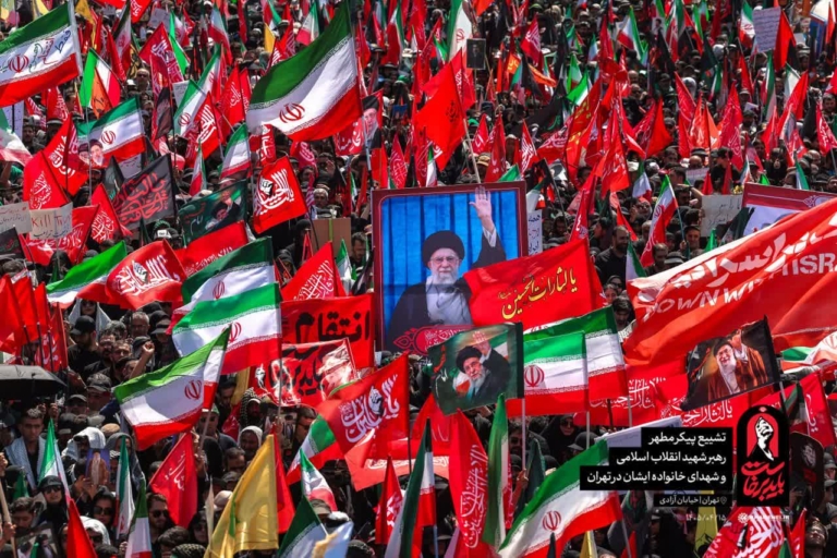 گزارش تصویری؛ تشییع پیکر رهبر شهید انقلاب در حلقه قلوب عزادار مردم تهران