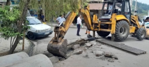 آماده سازی چهار راه بهارستان جهت لوله گذاری کانال و مهار ابهای سطحی