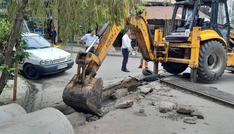 آماده سازی چهار راه بهارستان جهت لوله گذاری کانال و مهار ابهای سطحی