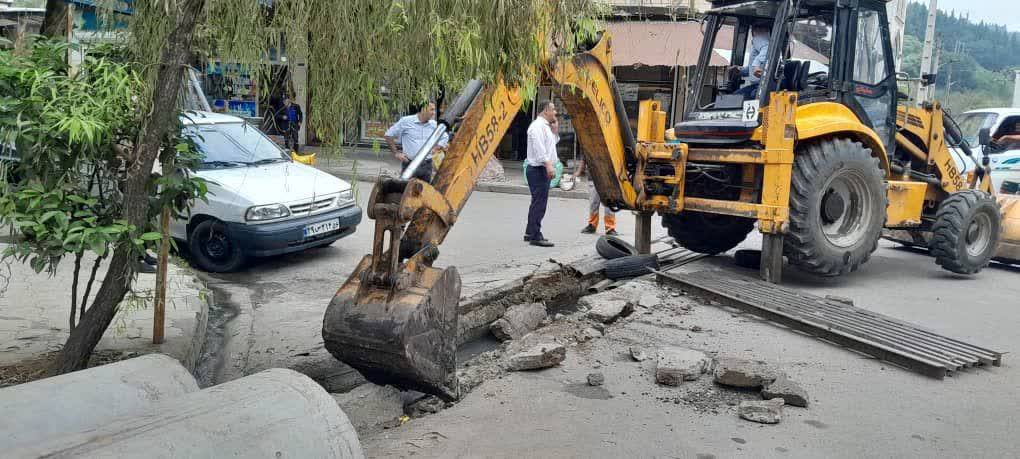 آماده سازی چهار راه بهارستان جهت لوله گذاری کانال و مهار ابهای سطحی